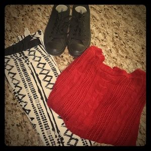 Knitted sweater with white printed leggings